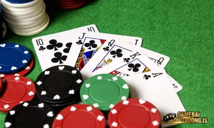 Trong tiến lên miền Bắc việc kết hợp các lá bài không cùng chất là không hợp lệ